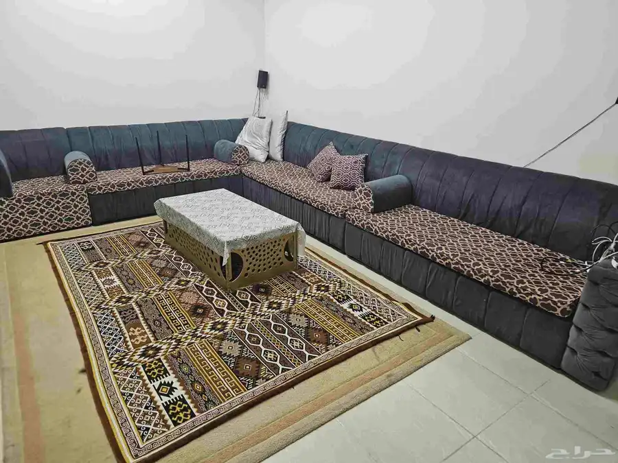 مجلس 7 قطع بحاله جيده ومعه الطربيزة الموضحه بالصورة 0
