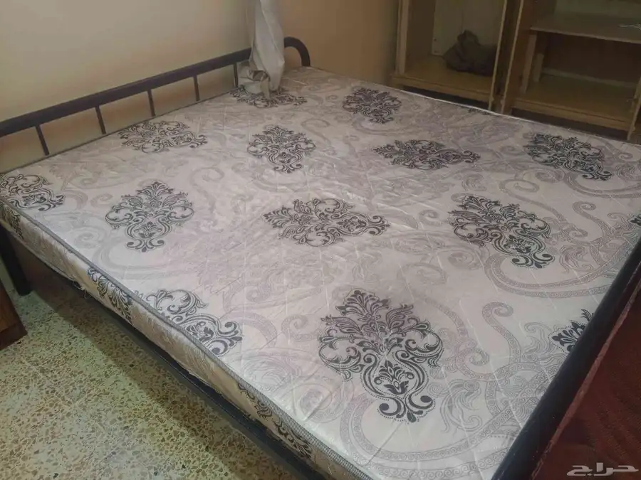 سرير حديد مع الاسفنجة مع اثنين سرير اطفال خشب 1