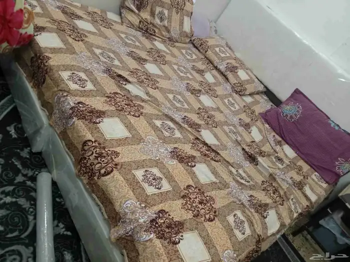 Double bed with mattress سرير مزدوج مع المرتبة 1