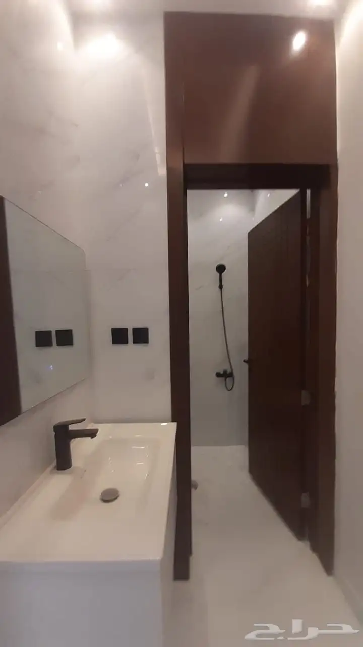 للبيع دور به ملحق السعر حصري 8