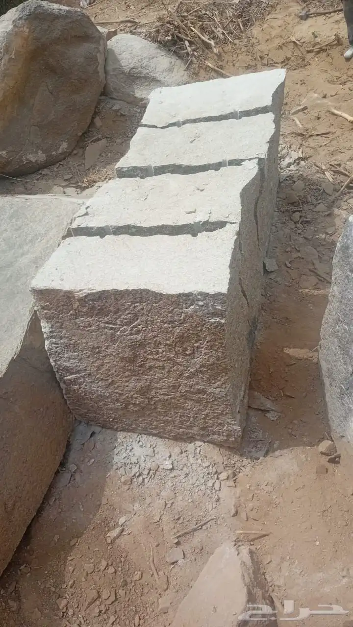 يوجد لديناء بكلينات لبنيان الحجر المقصوص.والحجرالعايدي وقلاب 2
