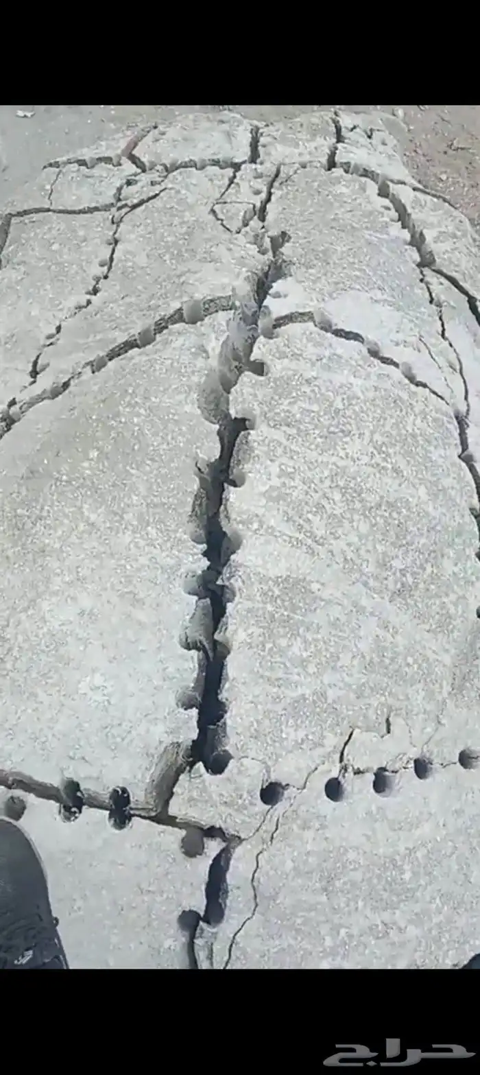 يوجد لدينا كنبريش هوا لتخريم الحجر. وتكسير الصبات 6