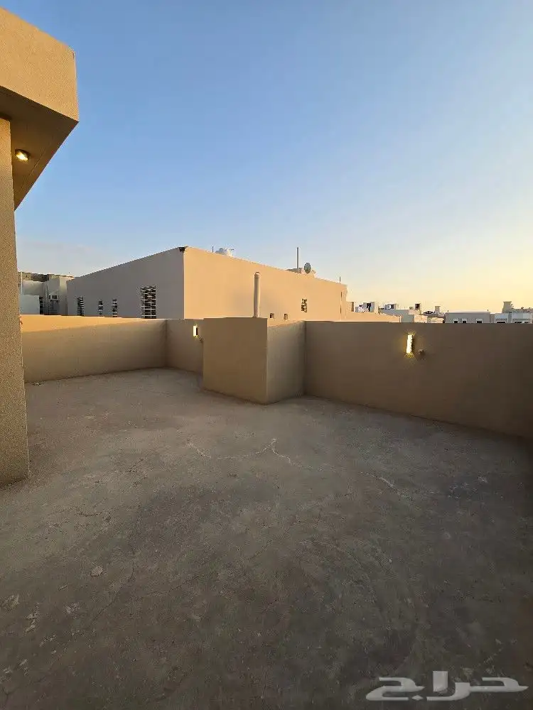 للبيع روف علوي مع ملحق مدخل مستقل مقابل نادي ضمك وكبري باحص 31