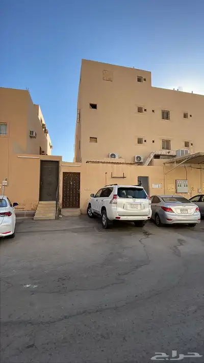 للإيجار شقة عوايل بحي الأخضر 0