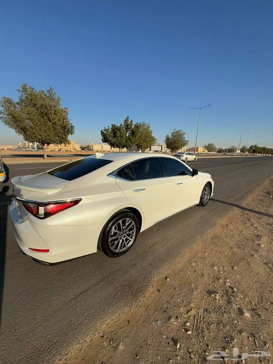 للبيع لكزس ES350 مديل 2023 في الرياض 1