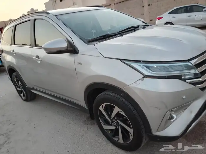 للبيع سيارة تويوتا راش 2021 مكينه وجير على الشرط البودي فيه 3