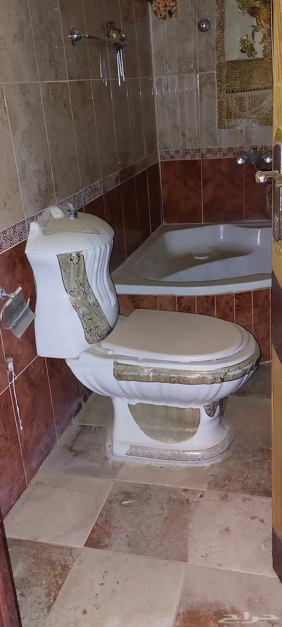 ثلاجة وتلفزيون مع طاوله تلفزيون ومغسلة وكرسي حمام وثريا لبيع 4