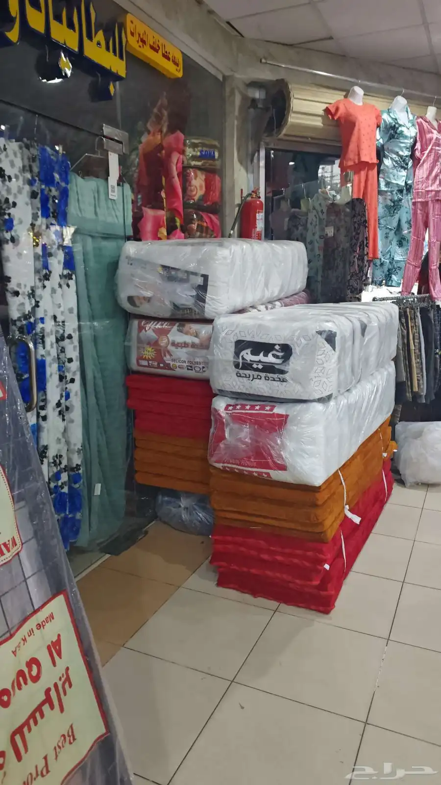 يوجد لدينا جميع انواع المفارش والمفروشات والمراتب و 8
