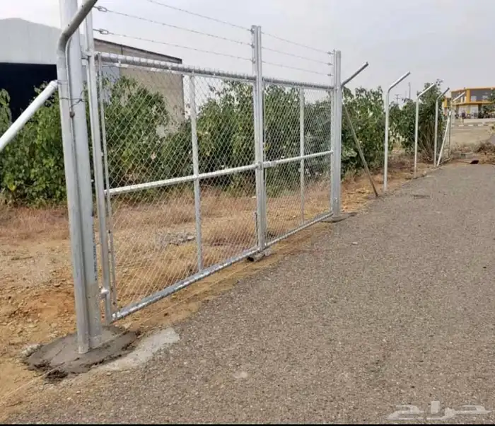 نقوم بتوريدوتركيب جميع انواع الشبوك والملاعب 3