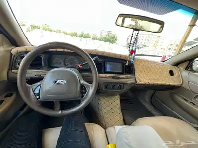 فورد فكتوريا اللون ذهبي موديل 2002 12