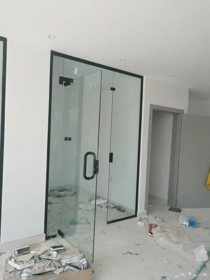 فني قزاز سكريت و دربزين ومرايات واجهات شاورات 1