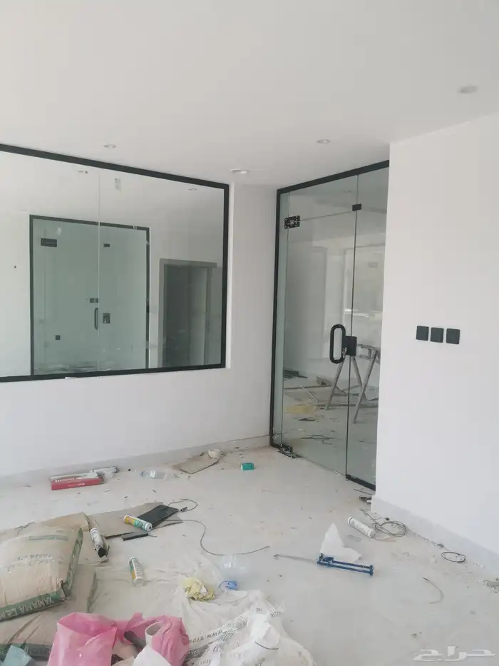 فني قزاز سكريت و دربزين ومرايات واجهات شاورات 3