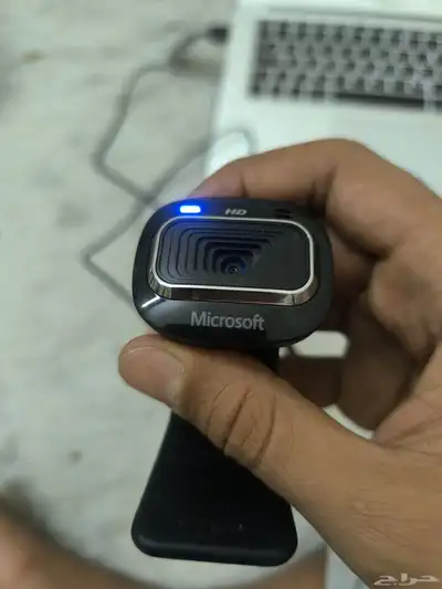 عندب لابتوب ماك بوك اير مع كاميرا مايكروسفت كما هو موضح 7