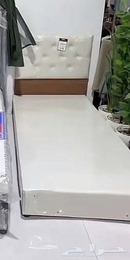 للبيع طاوله وسرير 1