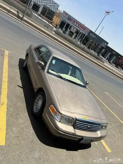 فورد فكتوريا اللون ذهبي موديل 2002 2