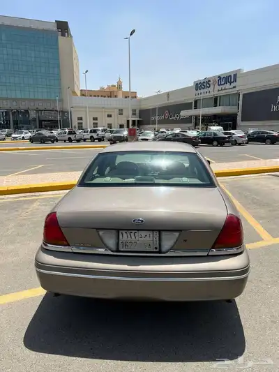 فورد فكتوريا اللون ذهبي موديل 2002 1