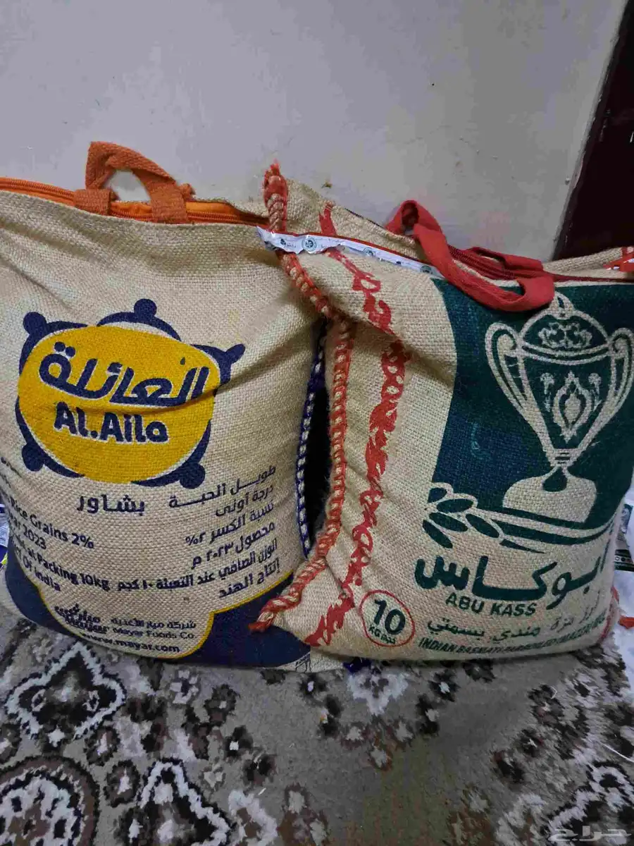 طاوله وكرسي وكيسين رز ومرايه للبيع 1
