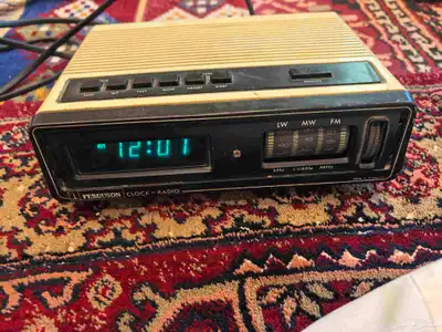 راديو قديم ومميز بساعة صناعة سنغافورة 0