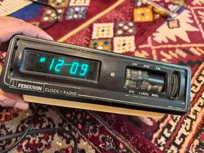 راديو قديم ومميز بساعة صناعة سنغافورة 5