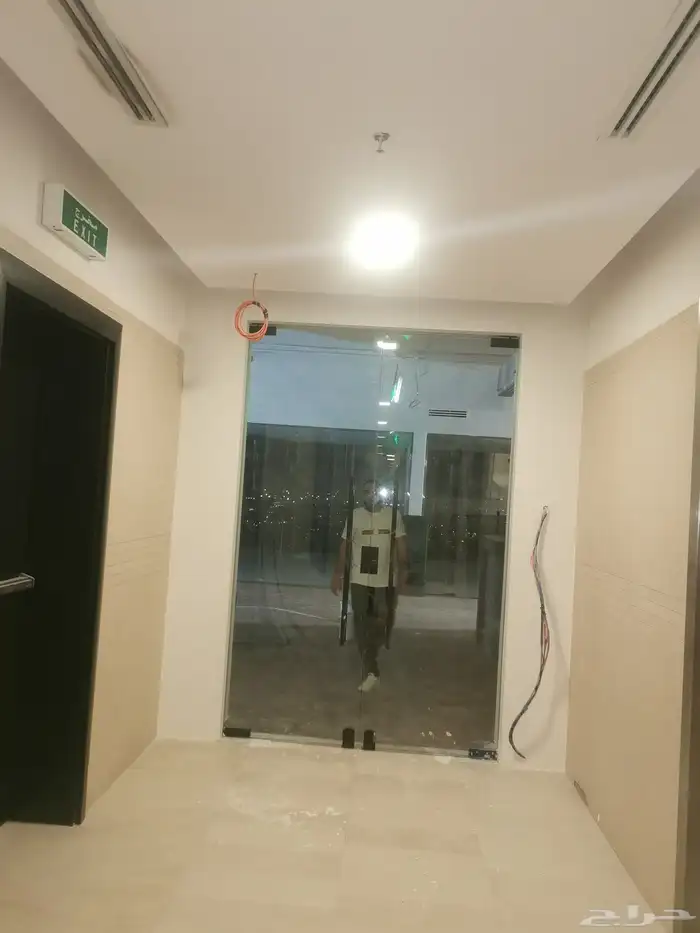 فني قزاز سكريت و دربزين ومرايات واجهات شاورات 6