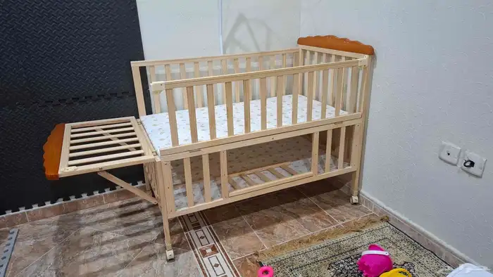 سرير اطفال شبه جديد 1