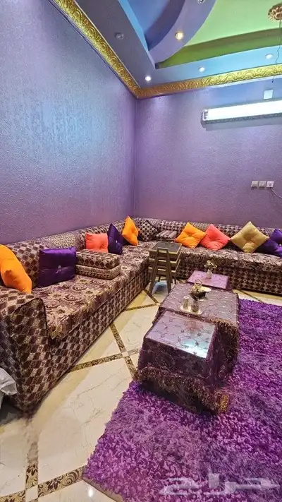 كنب مجلس 3 في 3 يشمل 3 طاولات ويشمل ستاره وفرشه أرضيه 1