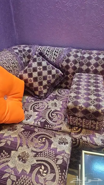كنب مجلس 3 في 3 يشمل 3 طاولات ويشمل ستاره وفرشه أرضيه 2