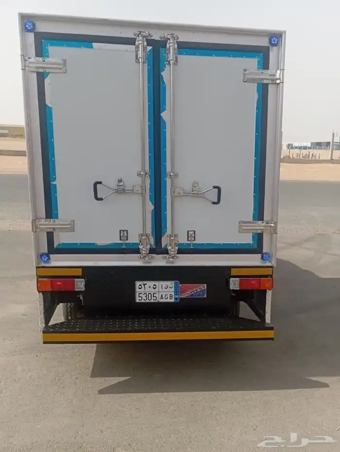 عمل عزل وتركيب صندوق لسياره وانيت 1