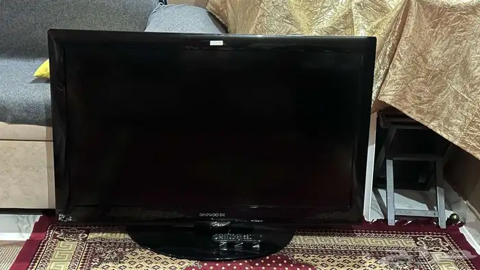 5 طاولات طاولة كبيرة وأربع طاولات صغار  اريكتين مربعه  شاشه 2