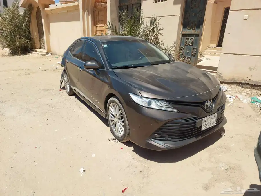كامري 2020 فل كامل قراندي بدي وكالة مصدومة في جهة اليمين 2