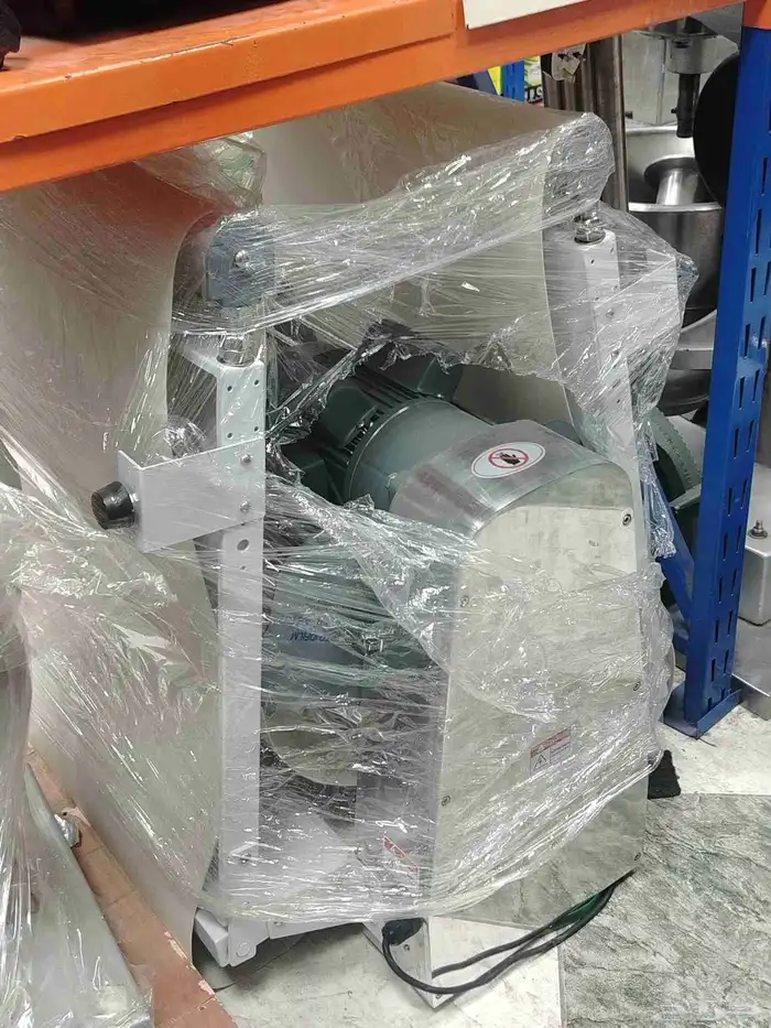 فراده كرواسون جديد فوق الطاوله وواقفه 1