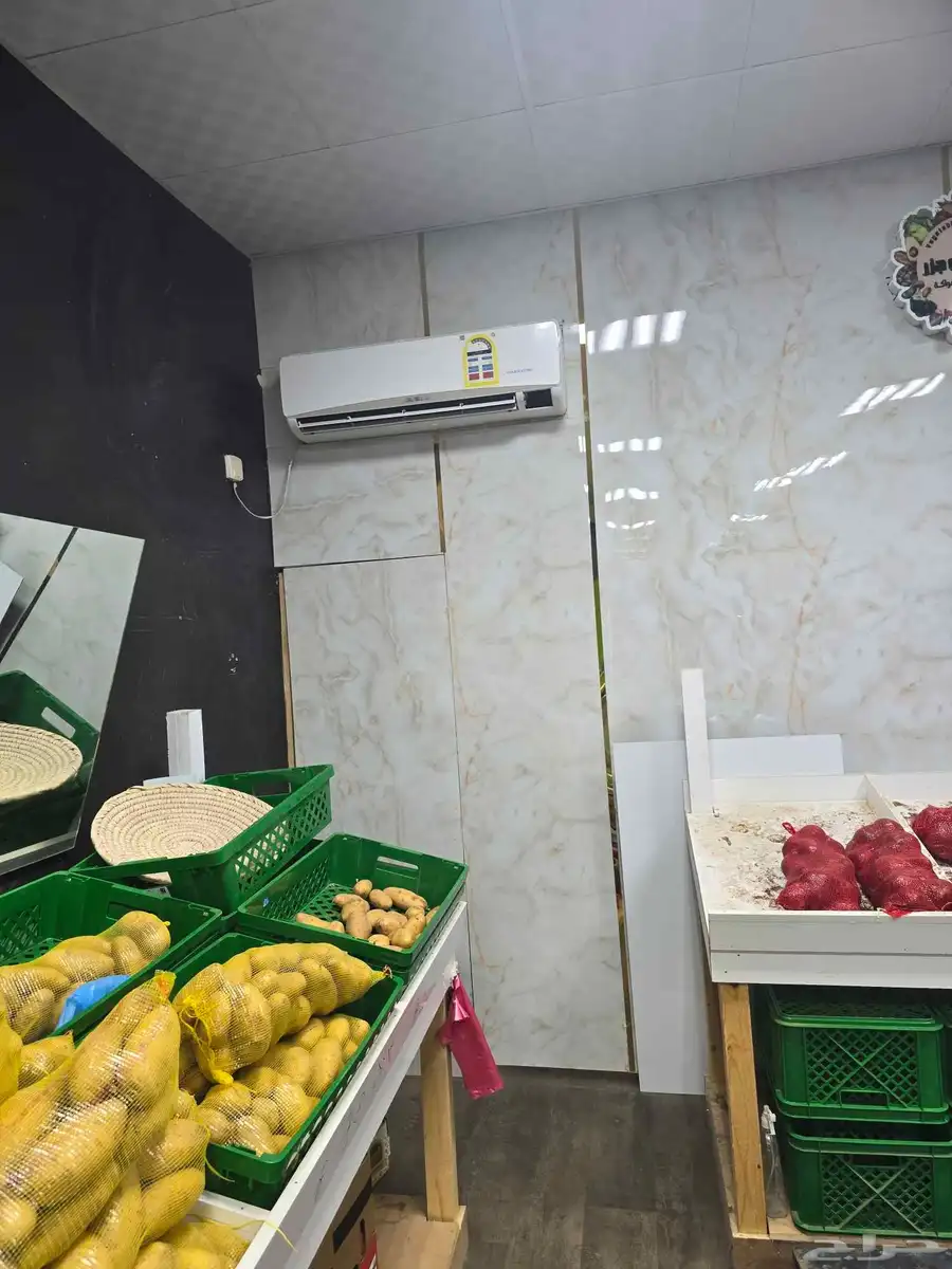 6 طاولات عرض وثلاجة عرض مترين و30 سم 3