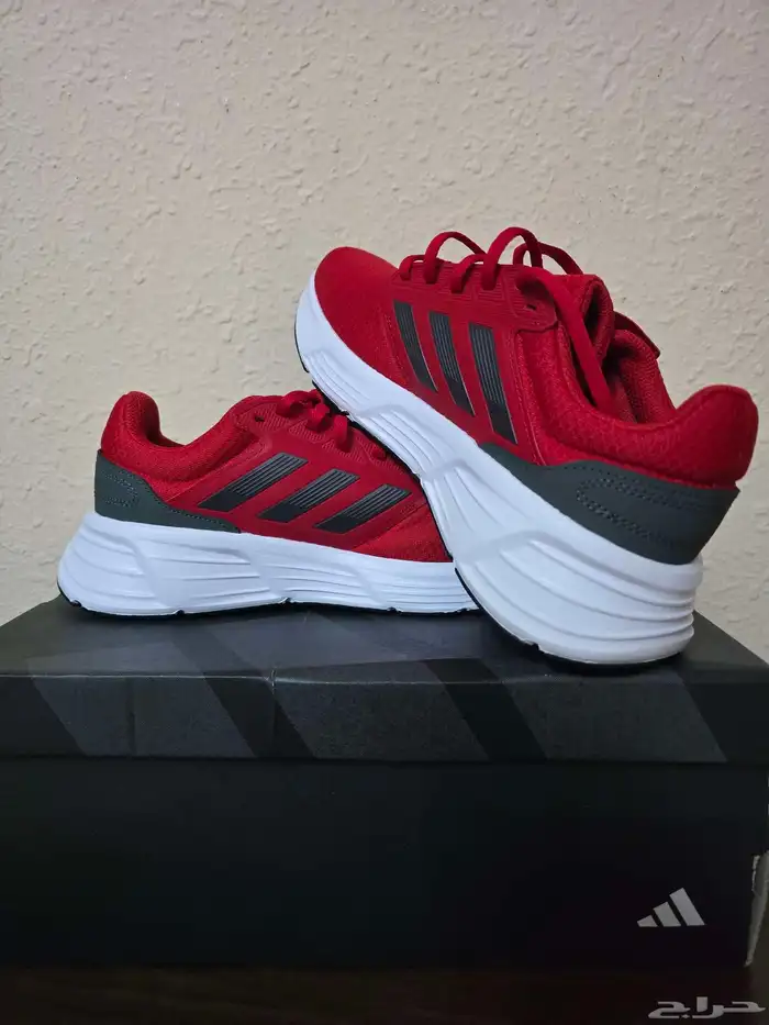 شوز اديداس أصلي مقاس 42 للبيع   السعر 250 0