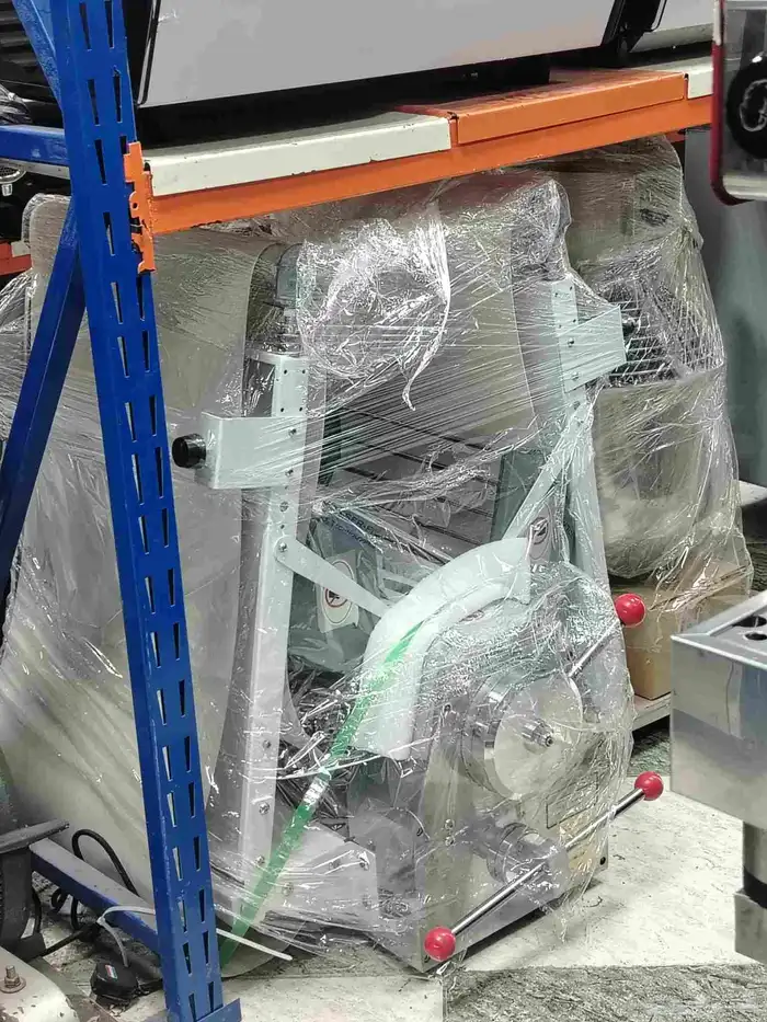 فراده كرواسون جديد فوق الطاوله وواقفه 0