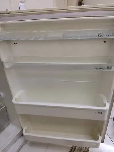 ثلاجة شارب نظيفة للبيع 4