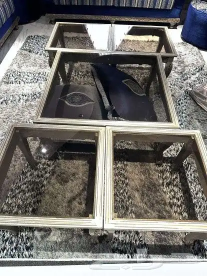 5 طاولات طاولة كبيرة وأربع طاولات صغار  اريكتين مربعه  شاشه 0