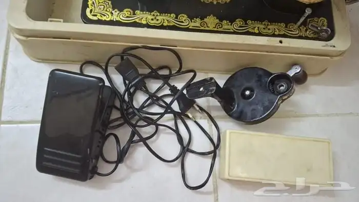 مكينه خياطه نظيفه بكل ادواتها ..وعلى الشرط 3