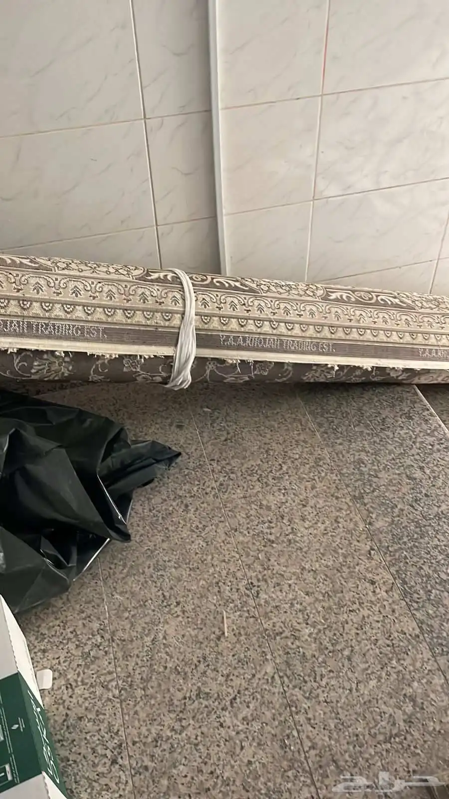 طاولة طعام نظيفه بدون كراسي 2