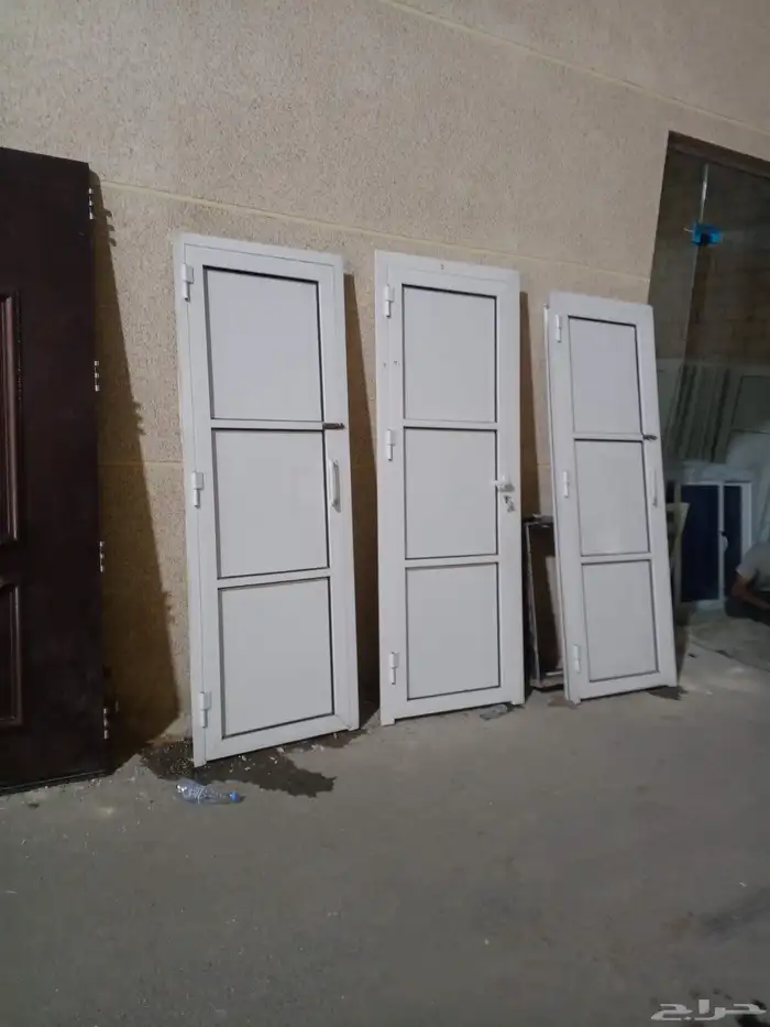 ابواب خشب يوجد جميع انواع الخشب ابواب المنيوم 0