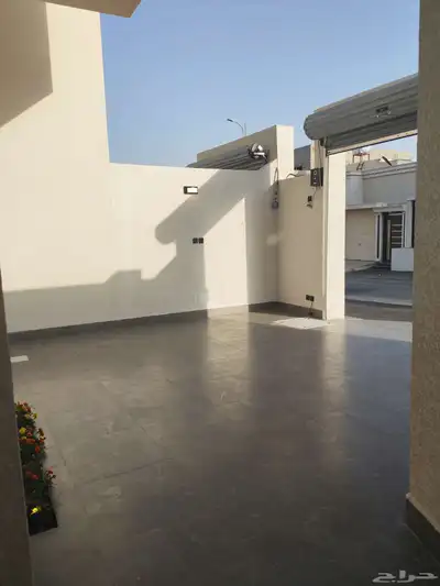 للبيع شقه دور ارضي ببايكه سياره بالقرب من حديقه المليون 2