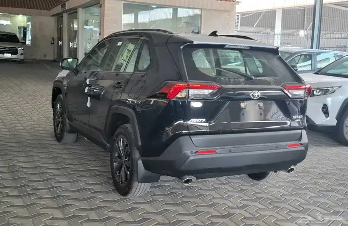راف فور XLE بنزين فتحة 2025 3