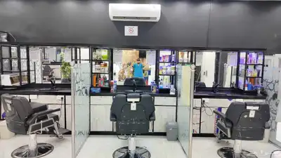 عدد 6كراسي حلاقه مع المرايا والارفف 1