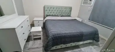 غرفة نوم ابيض كاملة مع مرتبة. 0