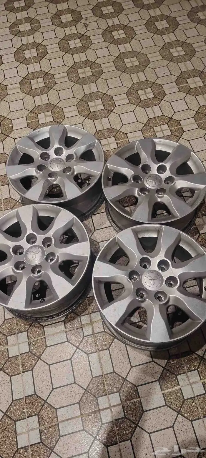 للبيع جنوط باجيرو مقاس 17 نظيفة مره 0