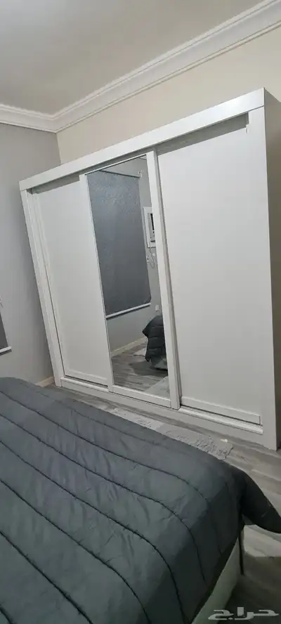 غرفة نوم ابيض كاملة مع مرتبة. 1
