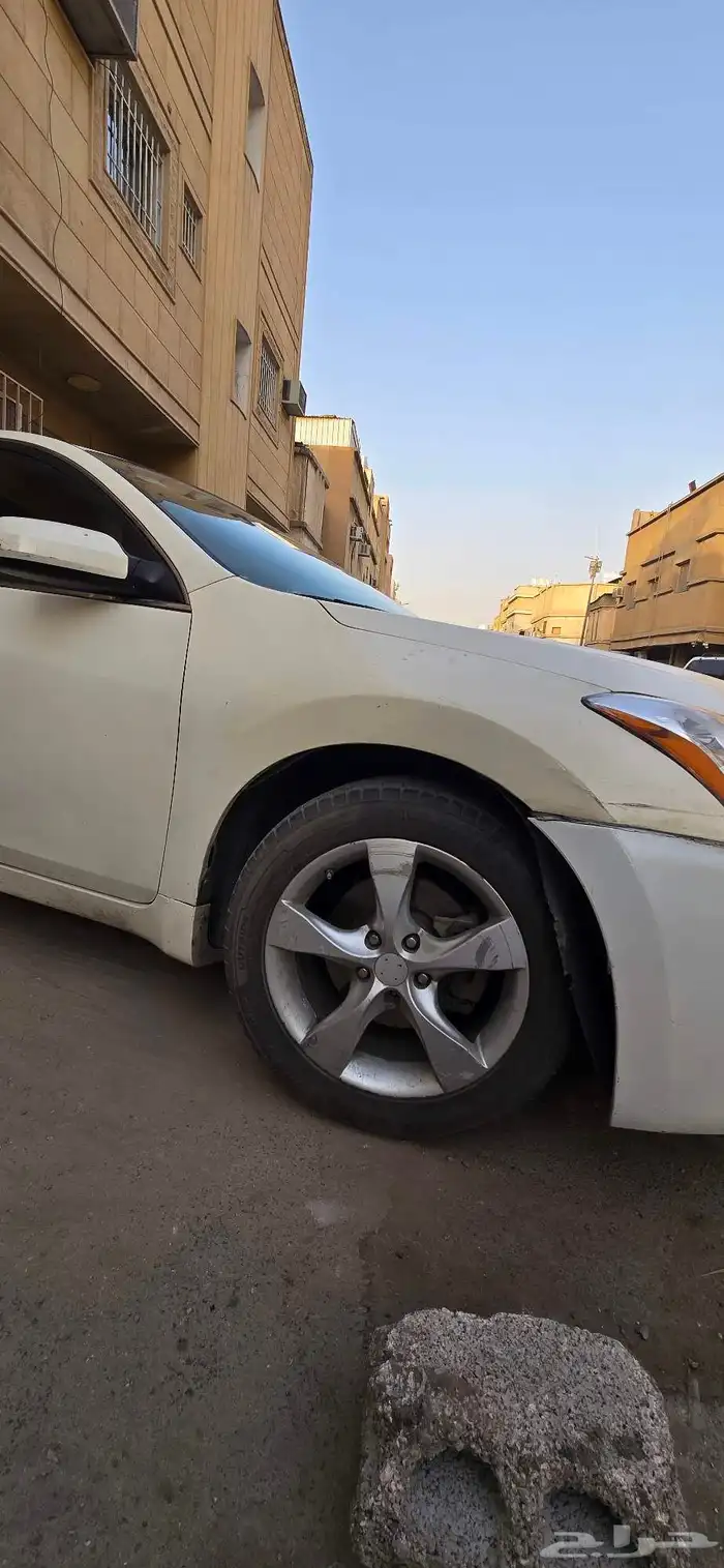 سياره نيسان للبيع الموديل 2010 السياره ما تشكو من شيء مكيف 3