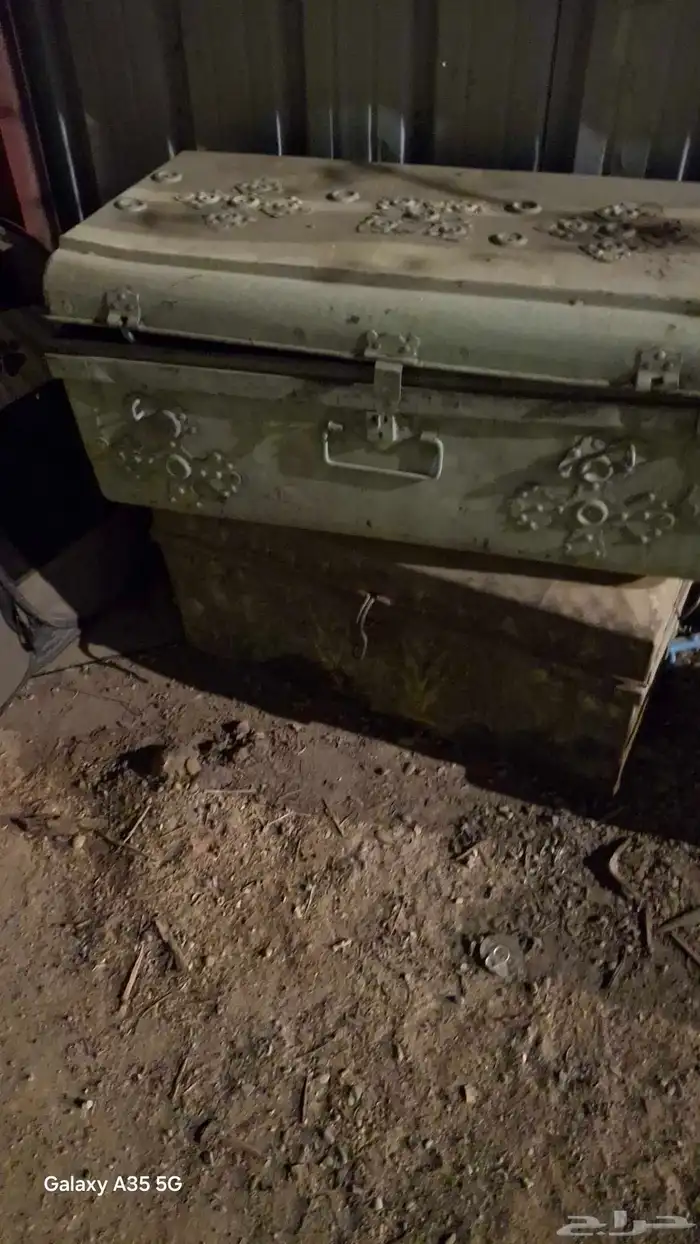 شنط قديمه ونجرقديم ومطحنة حب من حجر قديمه 11