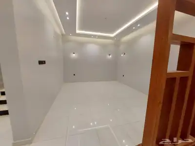للبيع فله دبلكس دورين وملحق بالخميس حي درة الموسي 11