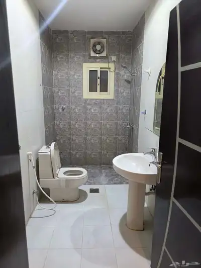 شقه 6 غرف مجدده للايجار حي المنار 5