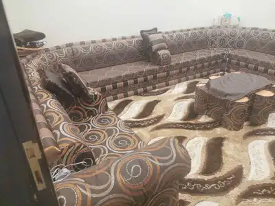 كنب مجلس رجال ونساء مع الفرش والستاير على السوم 8